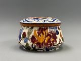 l'image d'une boîte décorative ornée de fleurs