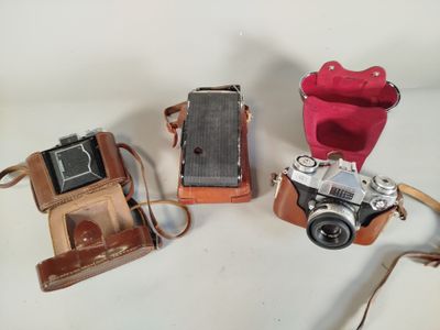 trois types différents d'appareils photo posés sur une table