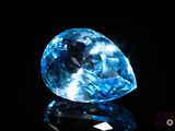 l'image d'un diamant bleu sur un fond noir