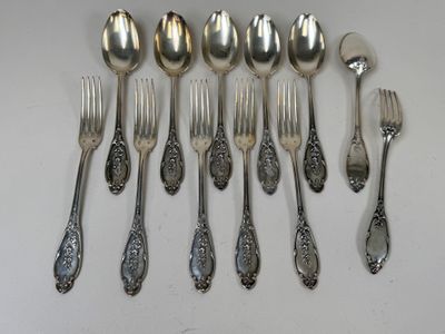 beaucoup de cuillères et de fourchettes en argent sur la table