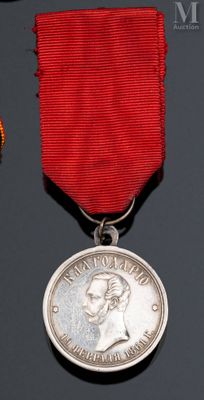 une image représentant une médaille d'argent entourée d'un ruban rouge