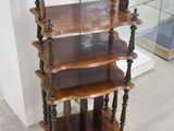 une étagère en bois surmontée d'une vitrine en verre