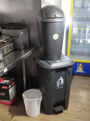 une poubelle à côté d'une autre poubelle dans une cuisine