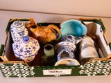 une boîte remplie de vases de différentes sortes posée sur une table