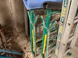un tas de pelles posé à côté d'une pile d'échelles