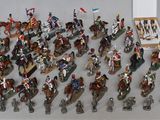 un grand nombre de figurines sur une table