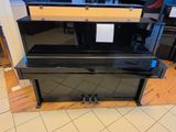 un piano posé au milieu de la pièce