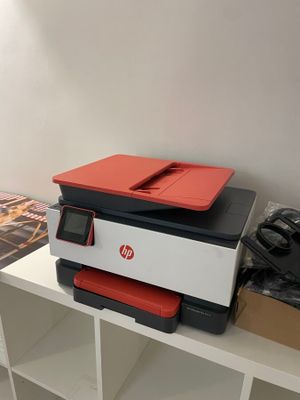 une imprimante posée sur une étagère