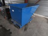 une photo d'une benne à ordures bleue dans un garage