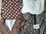 trois hauts pour femmes dans une boîte, avec une étiquette de prix