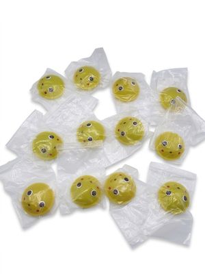 de nombreux smileys jaunes dans des sacs en plastique posés sur une surface blanche