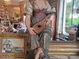 une statue représentant une femme tenant une guitare dans un salon
