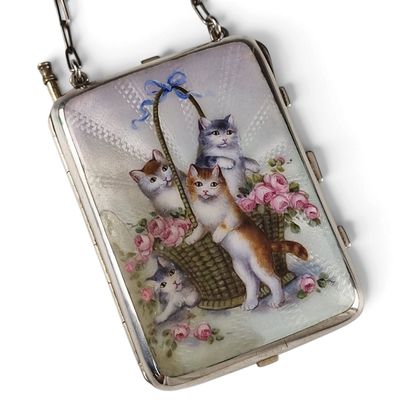 une photo d'un sac à main orné d'un motif représentant des chats