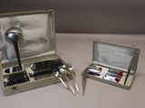 un coffret en argent contenant de l'argenterie, posé sur une table