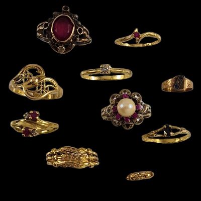 une collection de bagues en or et de bagues ornées de grenats