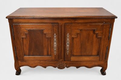 une vieille armoire en bois à deux portes et un tiroir