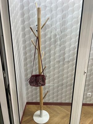 une photo d'un porte-manteau auquel est accroché un panier