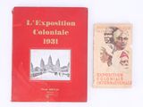 un vieux livre sur lequel figure l'image d'un homme, à côté d'un autre vieux livre sur lequel figure l'image d'un homme
