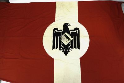 un vieux drapeau avec un aigle au recto et une croix au verso