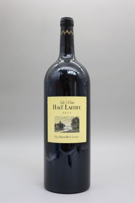 une bouteille de vin rouge posée sur une table blanche