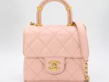Sac à main Chanel en cuir matelassé rose avec des finitions dorées