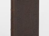 un vieux livre avec une couverture marron sur fond blanc