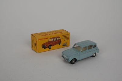 une petite voiture jouet bleue à côté d'une boîte jaune