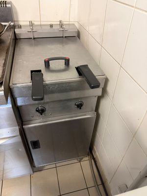 une image d'une cuisine avec une cuisinière et un évier