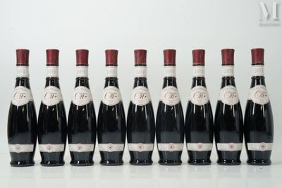 six bouteilles de vin sont alignées sur une table