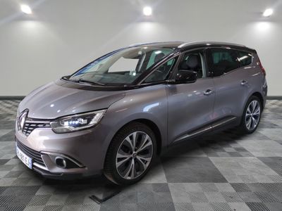 la nouvelle Renault Grand Tourer dans un showroom au sol en damier
