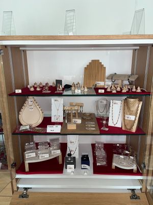 Lot de bijoux fantaisie et métal doré (1 vitrine) - Photo 1