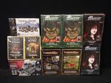 beaucoup de cartes et de jeux posés sur la table