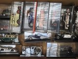 une boîte en carton remplie de petites voitures et d'autres objets