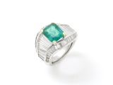 une bague en émeraude et diamant