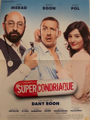L'affiche du film « Super Contriquee » est accrochée au mur.