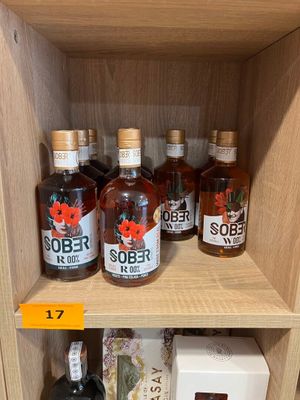 des bouteilles d'alcool sont posées sur une étagère dans un magasin d'alcool
