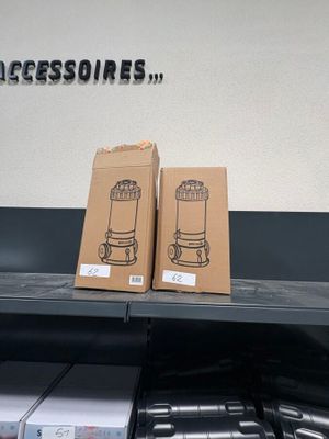 deux boîtes posées sur une étagère dans un magasin