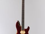 une guitare basse électrique posée sur un support, sur fond blanc