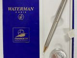 le stylo se trouve à côté de la pièce, dans la boîte posée sur la table