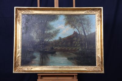 une peinture à l'huile représentant une scène fluviale, posée sur un chevalet, avec un fond bleu
