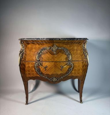une petite commode ornée d'un motif décoratif sur la façade