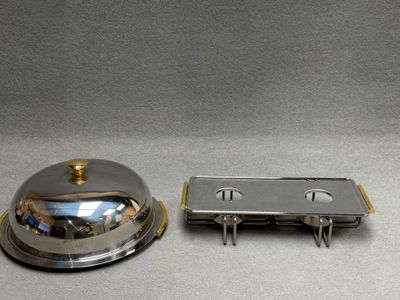 Plat sous cloche et chauffe plat en inox à poignées dorées