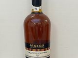 une bouteille de whisky posée sur un plan de travail