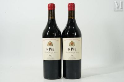 deux bouteilles de vin rouge posées l'une à côté de l'autre sur une surface blanche