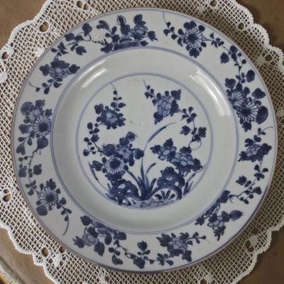 Grand plat en porcelaine à décor bleu sous couverte, orné de…