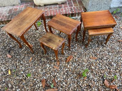 trois tables et deux tabourets posés sur le gravier