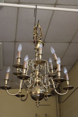 un lustre suspendu au plafond d'une pièce