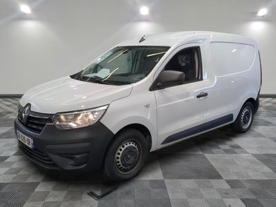 la camionnette blanche est garée sur un sol carrelé en damier