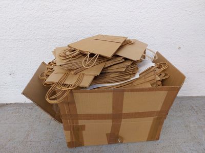 une boîte en carton sur laquelle sont collées plusieurs étiquettes marron