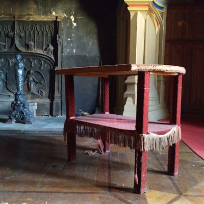 une table et une chaise dans une pièce avec une cheminée
